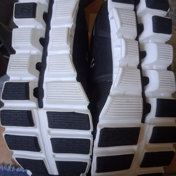 On Cloud Running Womens's Black Sneakers - Picture 4 of 8